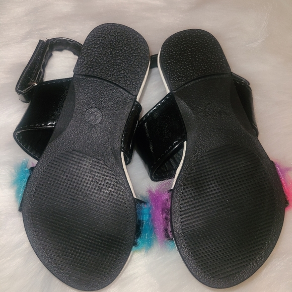 NWOT !!!! Toddler fluffy sandals.  🌞 FINAL OFFER!! - Picture 2 of 3